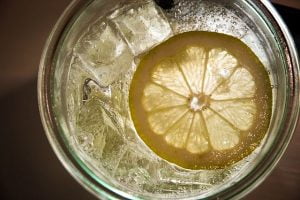 Zitrone in einem Gin Tonic