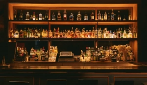 Bar mit verschiedenen Spirituosen, u.a. Gin Flaschen