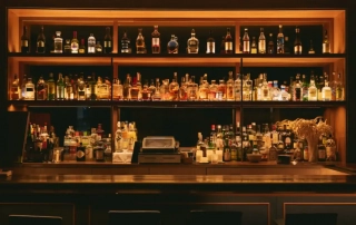 Bar mit verschiedenen Spirituosen, u.a. Gin Flaschen