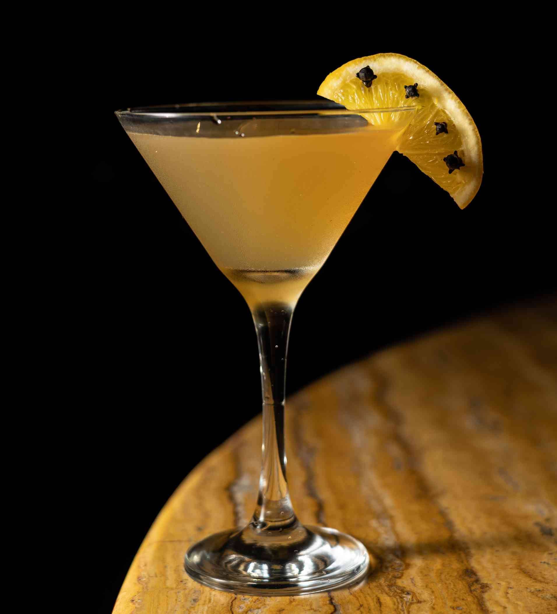 Gimlet Cocktail mit Limette und Zitrone