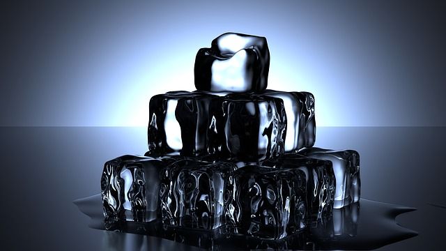 Kristallklare Eiswürfel für Gin Cockails