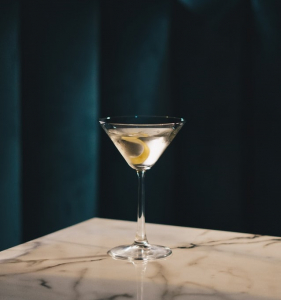 Gin Cocktailschale Martiniglas mit Zitronenzeste