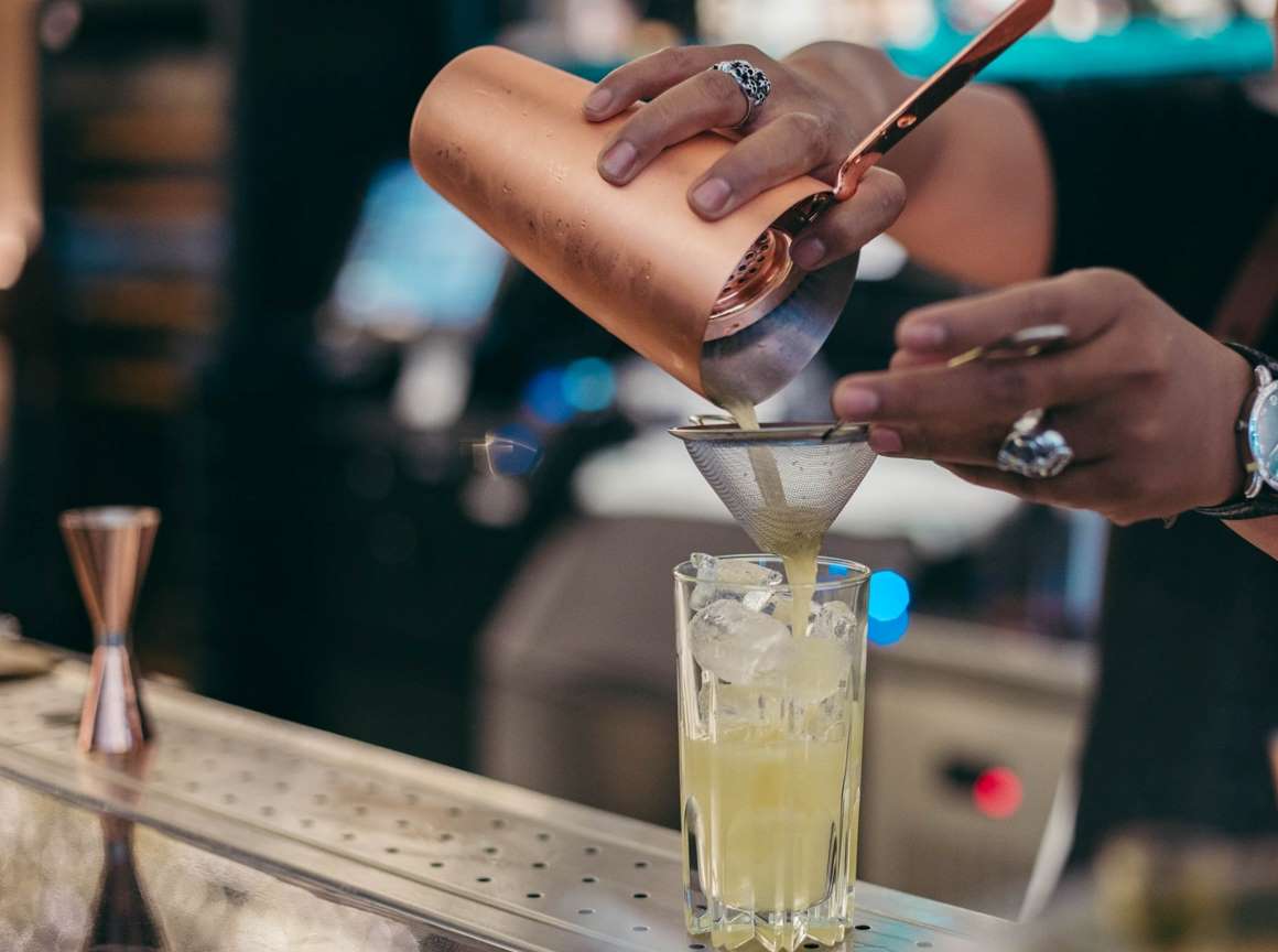 Gin Fizz Cocktail mit Eis und Shaker