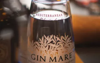 Flasche Gin Mare auf Tisch
