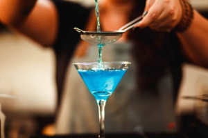blauer Aviation Cocktail mit Barsieb