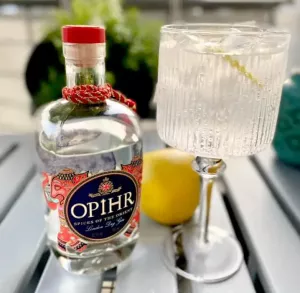 Flasche Opihr Gin mit Gin Glas und Zitrone als Dekoration