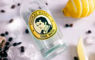 Eine Flasche Thomas Henry Tonic Water