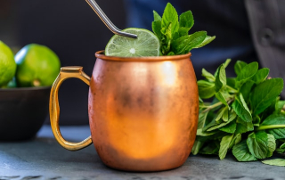 Gin Mule Cocktail im Kupferbecher mit Limettenscheibe