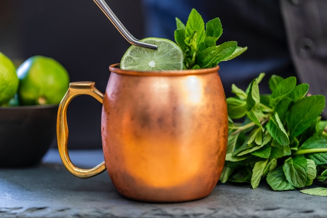 Gin Mule Cocktail im Kupferbecher mit Limettenscheibe