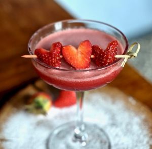 Roter Cloodhound Cocktail mit Erdbeeren als Garnitur