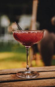 Roter Bloodhound Cocktail in einer Cocktailschale