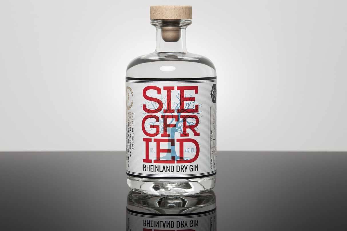 Flasche Siegfried Dry Gin vor neutralem Hintergrund