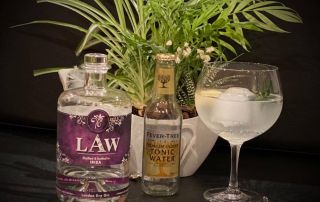1 Flasche LAW Gin mit einem Tonic Water