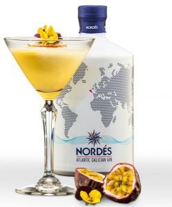 Cocktail, Passionsfrucht & Nordes Gin