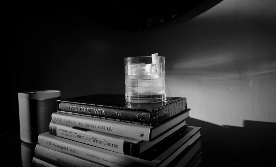Bücher mit einem Gin-Cocktail