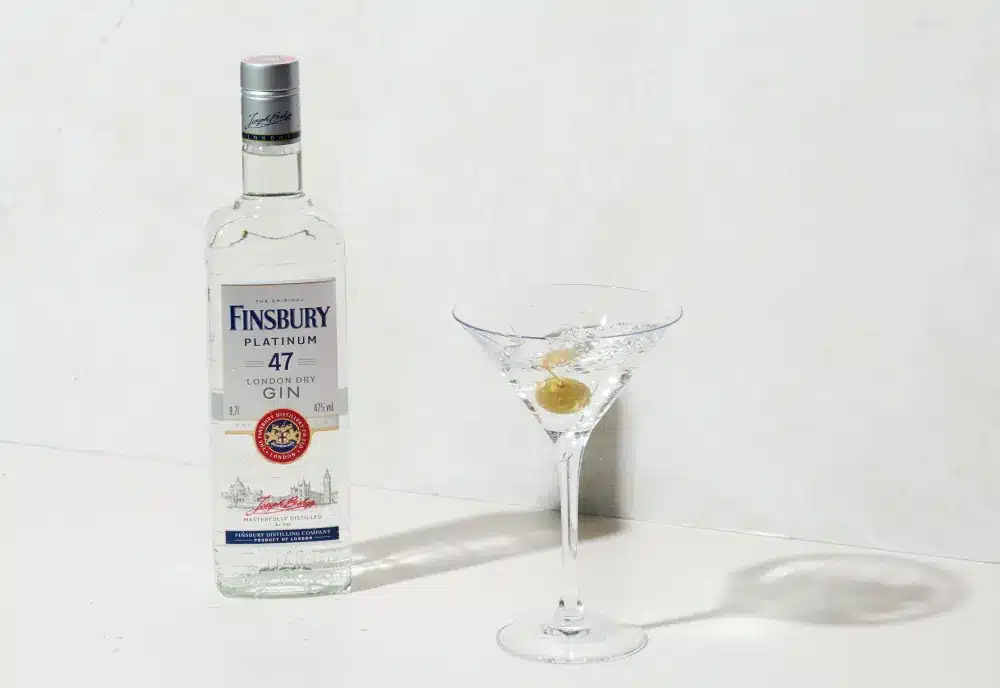 Finsbury Platinum Gin mit Martini-Cocktail vor einem weißen Hintergrund.