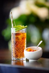 Cocktail in einem Highball Glas mit Trinkhalm aus Papier