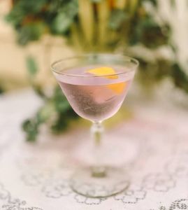 Ein Cocktail mit Aviation Gin und Zitronenzeste