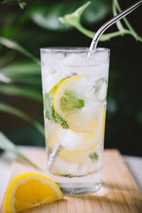 Gin Fizz Cocktail mit Zitrone und Sipsmith Gin