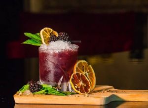Bramble Cocktail mit Tanqueray Blackcurrant Royale Gin