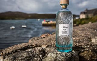 Isle of Harris Gin Flasche vor dem Meer im Test & Tasting