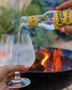 Gin Tonic mit Barker & Quin Tonic Water vor Lagerfeuer