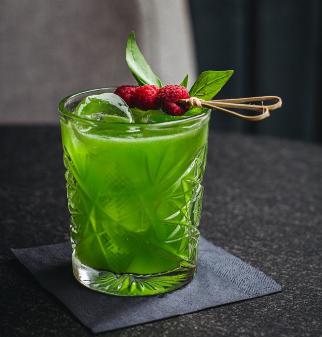 grüner Basil Smash Cocktail mit dem Unit 43 Dry Gin