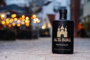 Alte Burg Gin Flasche auf Straßenpflaster