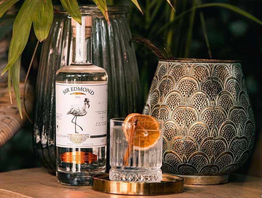 Sir Edmond Gin Flasche mit Cocktail im Glas