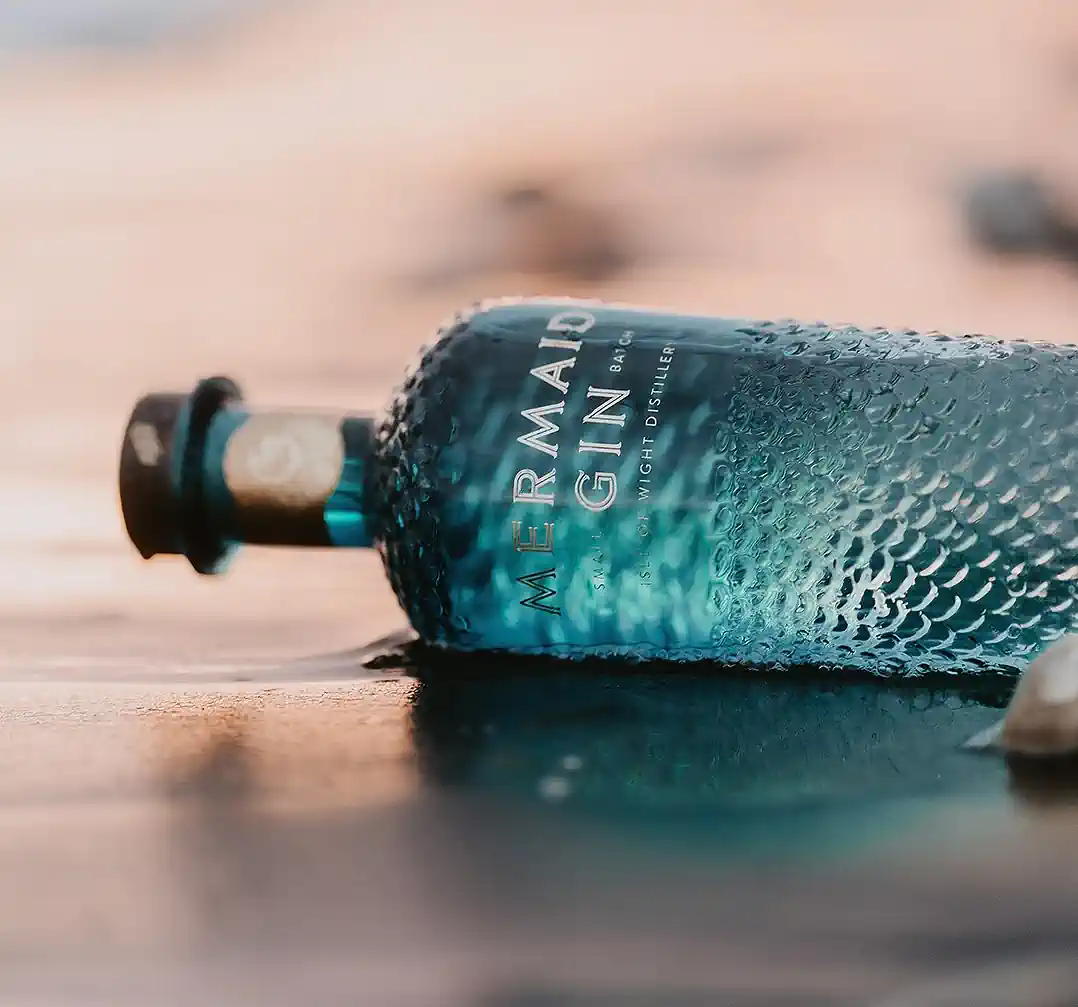 Flasche Mermaid Gin im Sand