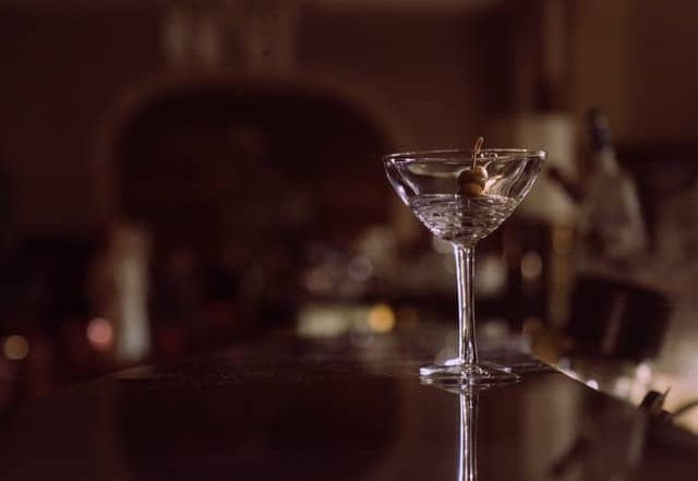 Martini mit Oliven auf einer Theke in einer Bar