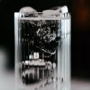 Longdrinkglas mit Eis als Gin Rickey Cocktail