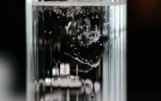 Longdrinkglas mit Eis als Gin Rickey Cocktail