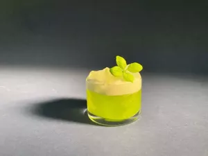 grüner Basil Smash Cocktail mit Rhizom Gin