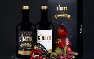 Flasche Ginstr Stuttgart Dry Gin und Wintergin vor schwarzen Hintergrund