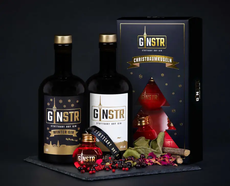 Flasche Ginstr Stuttgart Dry Gin und Wintergin vor schwarzen Hintergrund