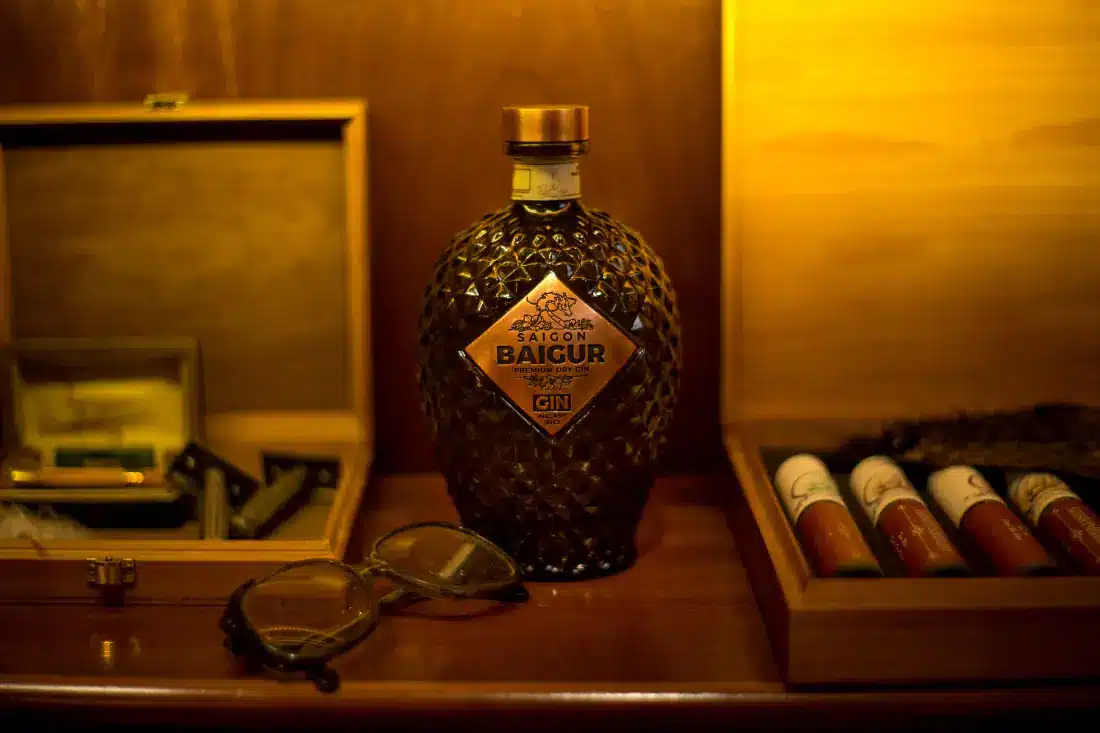 Saigon Baigur Gin mit Zigarren im Holzdekor
