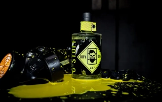 G-STOFF Dry Gin mit gelber Farbe und Schutzmaske arrangiert