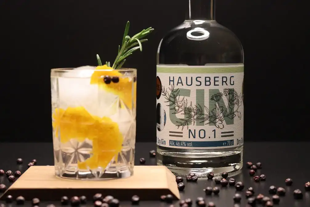 Hausberg No.1 Dry Gin mit einem Cocktail
