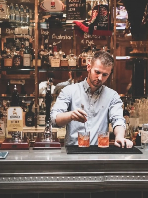 Barkeeper beim Rühren von Gin-Cocktails